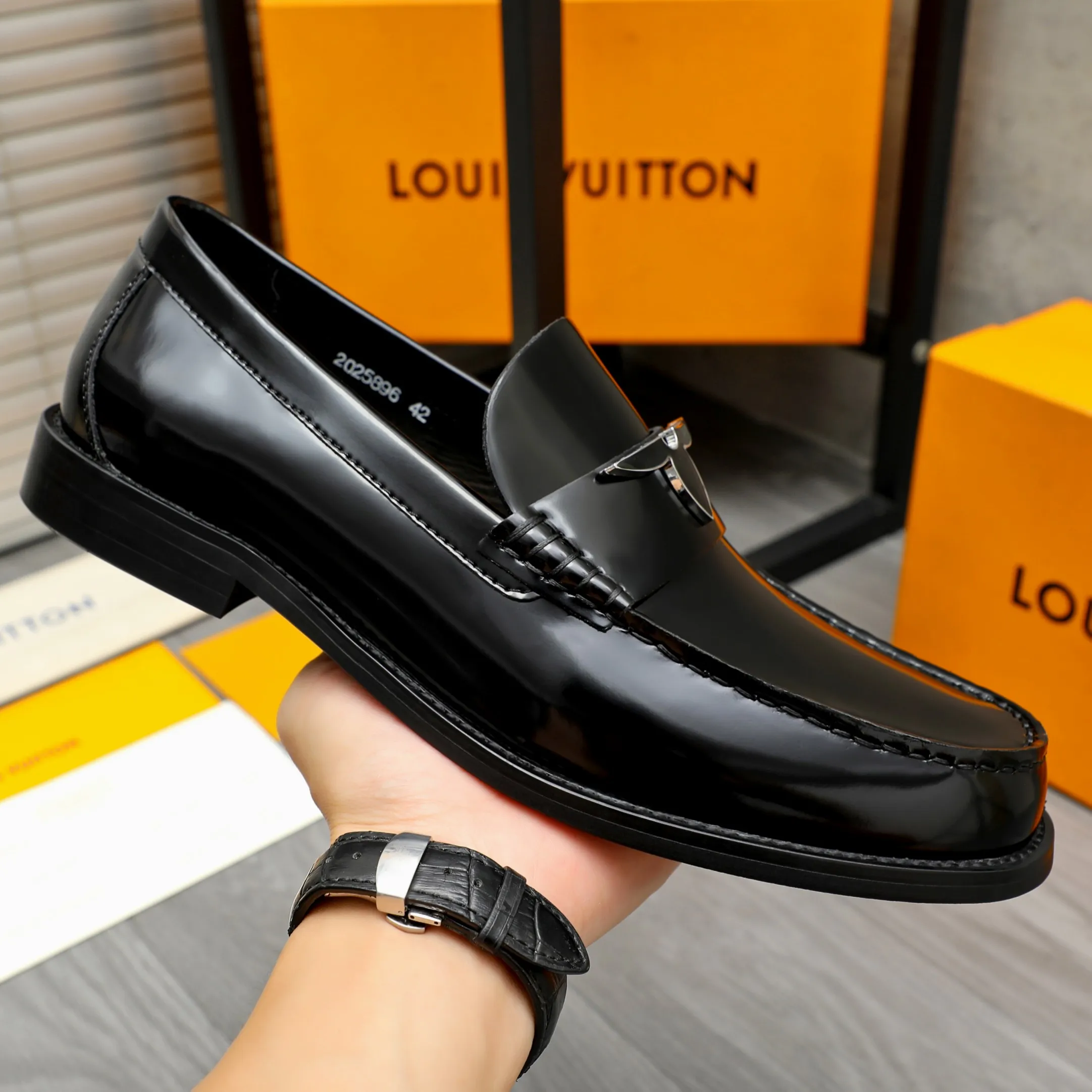 Men's shoes 💰420 Product trademark: LV "Louis Vuitton" business slip-on leather shoes Regular size: 38-45 (45 is custom-made and non-returnable) Product materials: Selected pearlescent cowhide upper, cowhide lining, original outsole